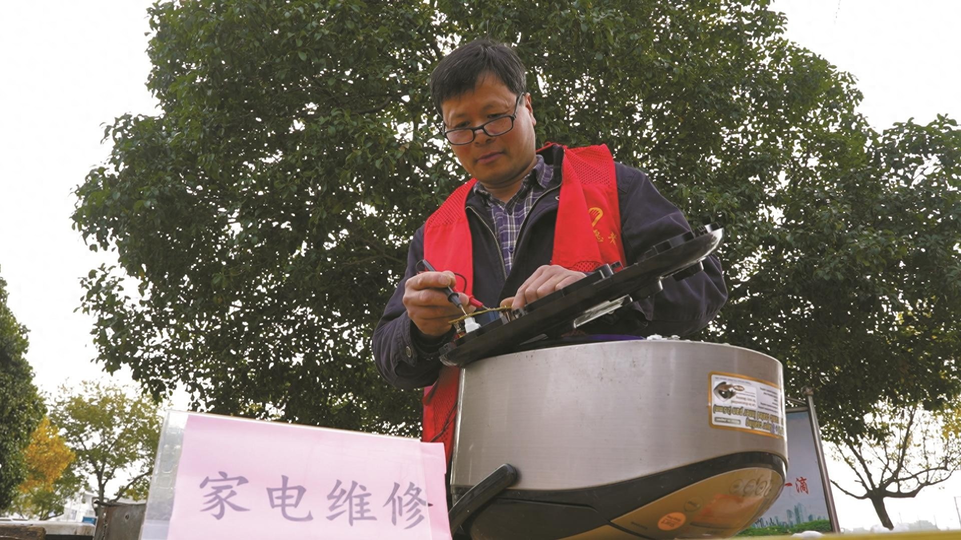 54岁电器修理师傅朱腾蛟，为何每月28日免费为居民修家电？背后的故事让人感动