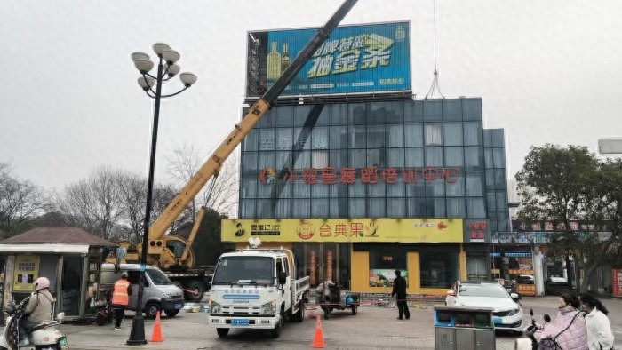建湖县城管局为何紧急拆除楼顶大型广告？城市安全再升级