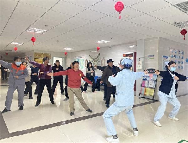 宝鸡凤县医院病房惊现八段锦热潮！患者纷纷加入，究竟有何神奇效果？