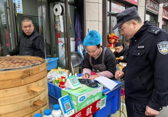 西安警方如何通过入户走访拉近与群众的距离？温暖服务送到家  第2张