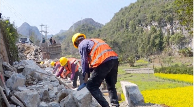 册亨县农中至冗洪段改扩建工程即将完工，这条致富路将如何改变当地乡村振兴格局？