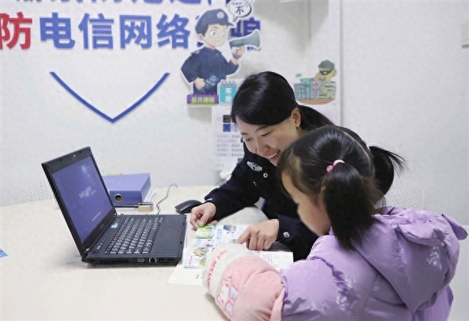 李晓菲警官的温柔魅力：如何让怕生的孩子瞬间配合？  第1张