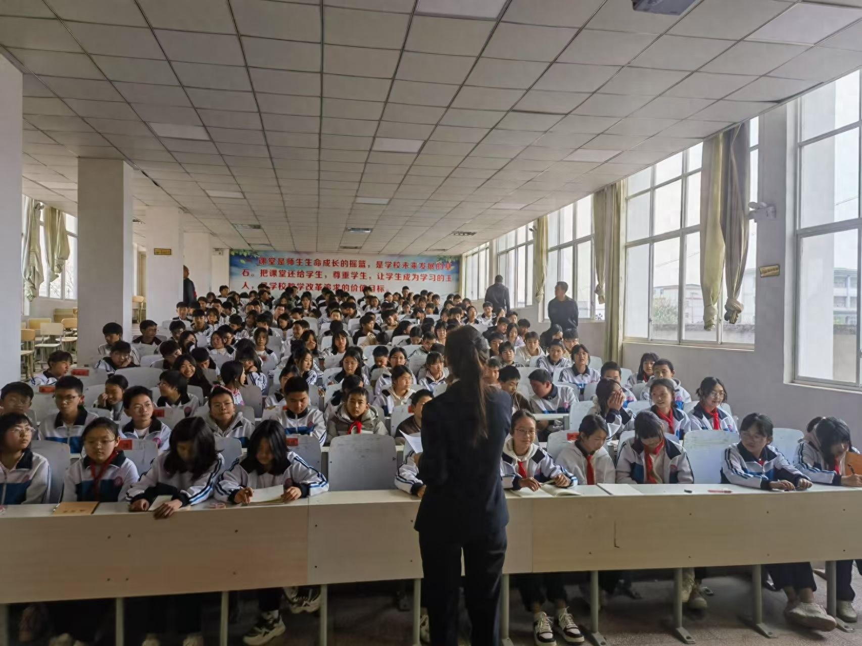 罗检察官大龙口中学开讲：如何用利剑护蕾守护花开？