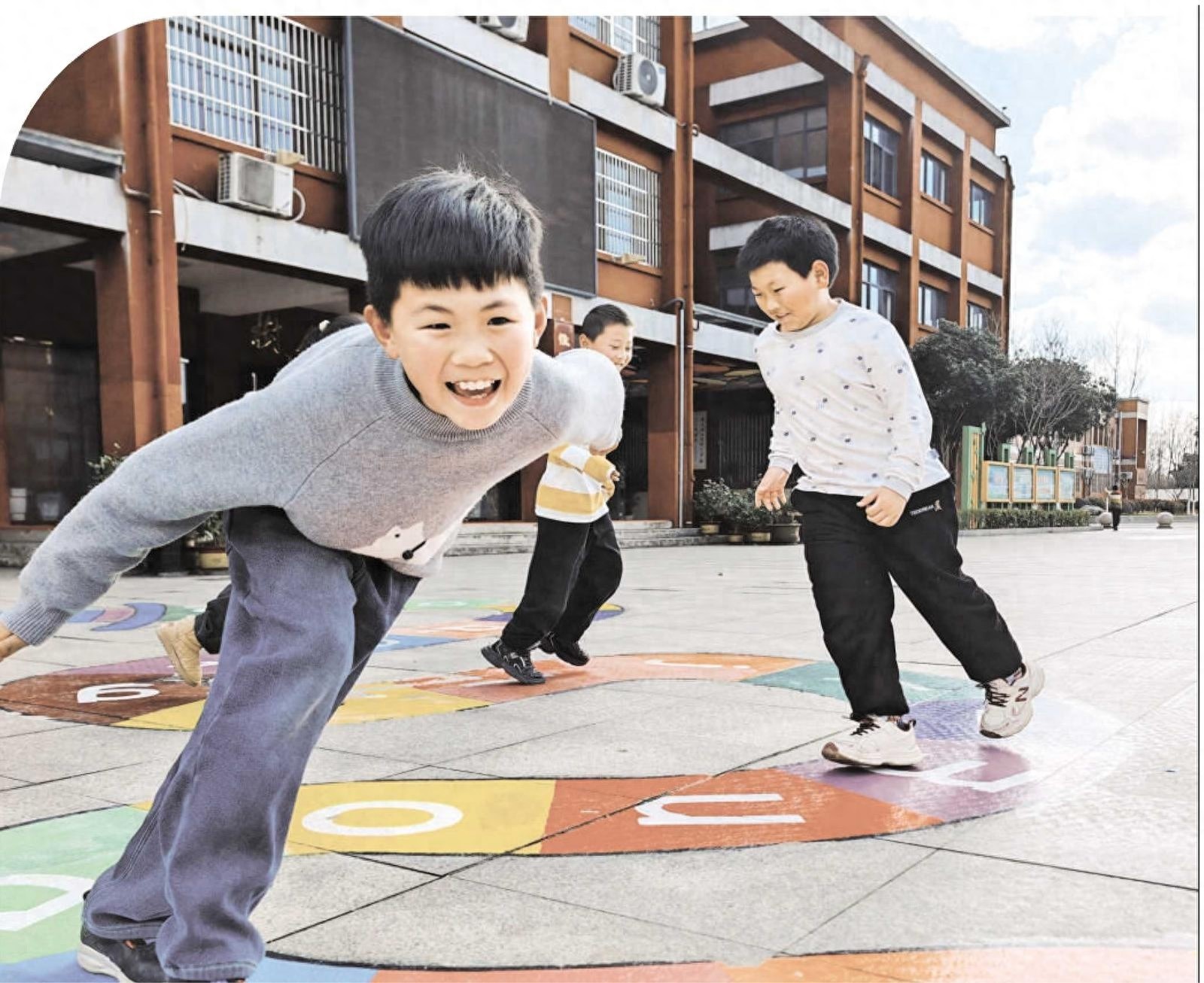 你想知道泾县小学如何用地面彩绘和太极拳革新大课间活动吗？  第1张