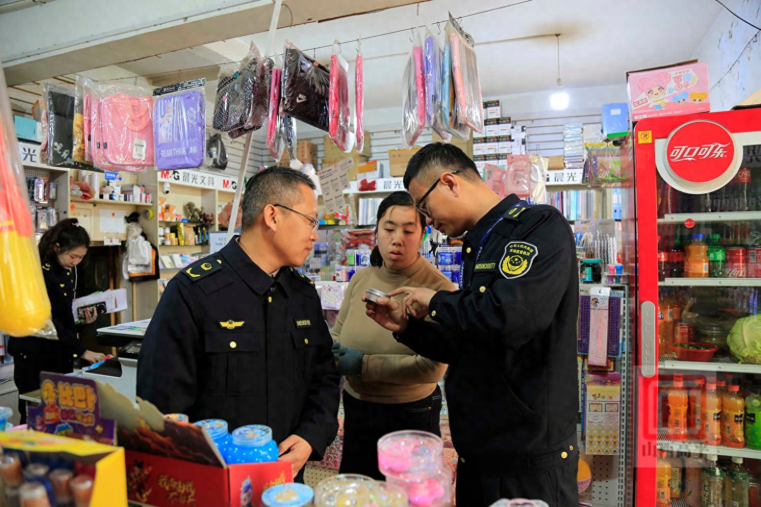 校园周边安全大检查！你家孩子的文具安全吗？  第1张