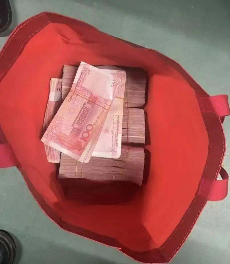 入职一周的保洁员竟捡到18万现金！她会如何选择？真相令人感动  第2张