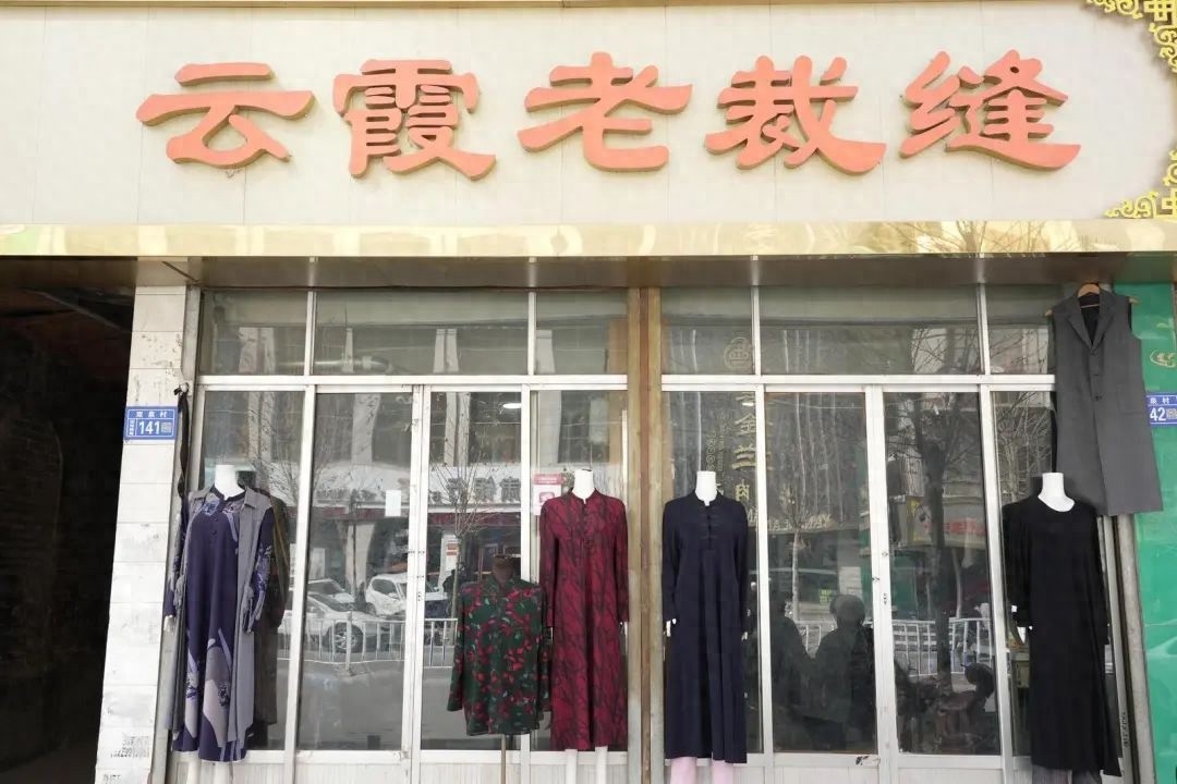 从青丝到白发！四十年坚守，老裁缝周云霞夫妇如何用一针一线织就幸福人生？