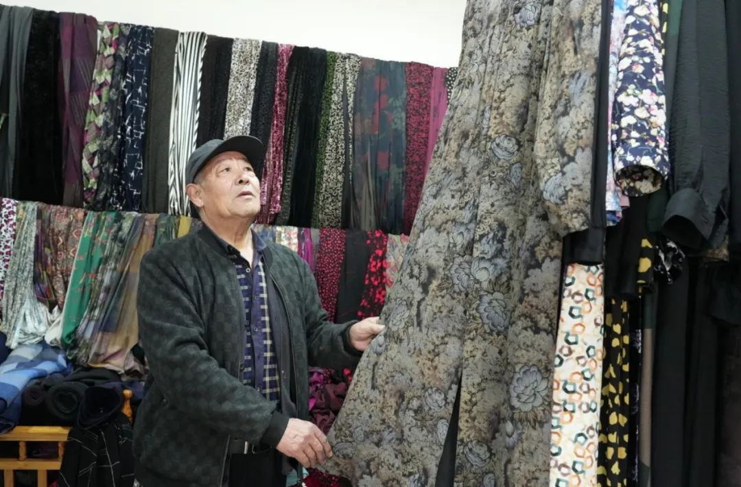 从青丝到白发！四十年坚守，老裁缝周云霞夫妇如何用一针一线织就幸福人生？  第7张