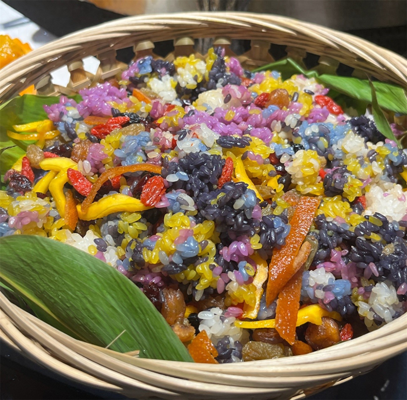 广西三月三美食大揭秘：青团和五色糯米饭为何让人欲罢不能？