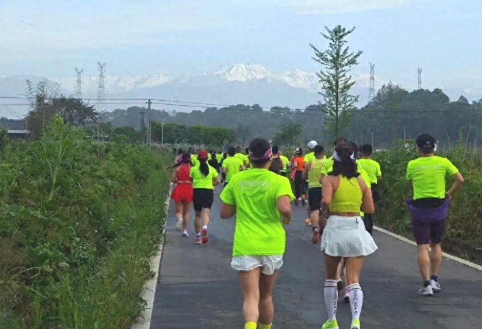 2025成都蒲江半马：3000跑者挑战极限，雪山橘香中谁夺桂冠？  第1张