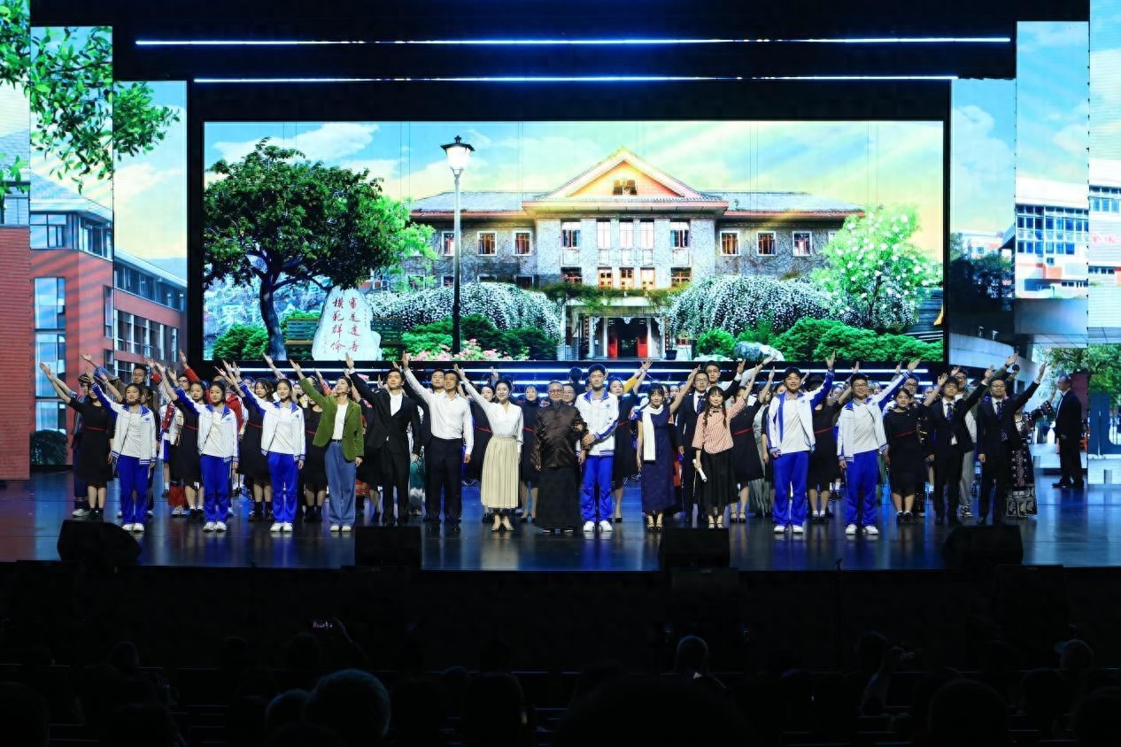 成都七中120周年师生音乐会震撼上演！你听过那年花开的时候吗？