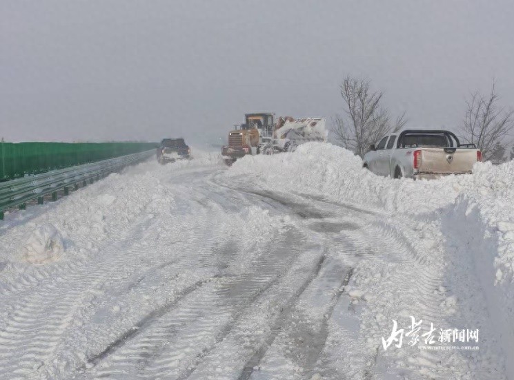 积雪1.5米！9级狂风肆虐，他们如何从死神手中抢回被困车辆？