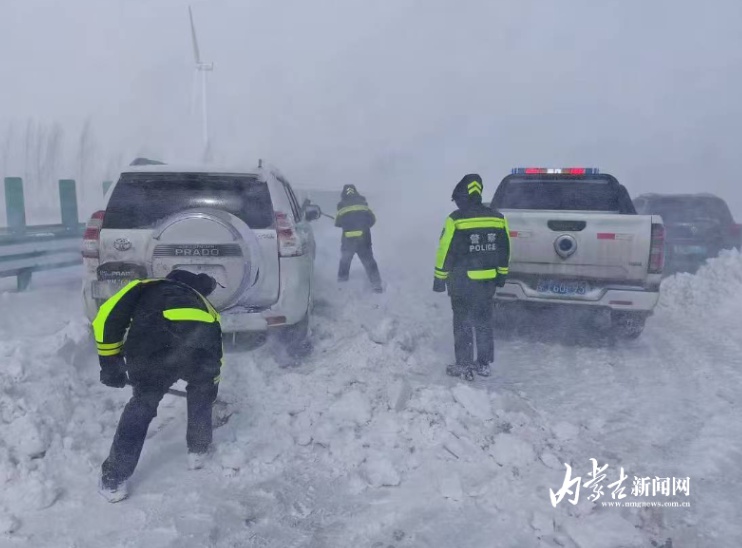 积雪1.5米！9级狂风肆虐，他们如何从死神手中抢回被困车辆？  第2张