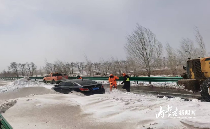 积雪1.5米！9级狂风肆虐，他们如何从死神手中抢回被困车辆？  第3张