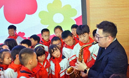 退休干部+专业教师+音乐爱好者！这支民间志愿队如何用萨克斯征服乡村孩子的心？
