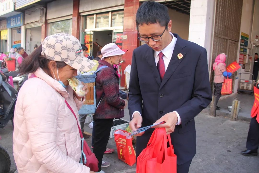 会泽检察干警为何如此忙碌？4月11日他们竟跑遍市场、社区、银行做这事  第3张