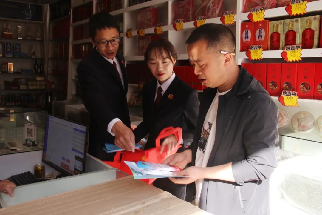会泽检察干警为何如此忙碌？4月11日他们竟跑遍市场、社区、银行做这事  第4张
