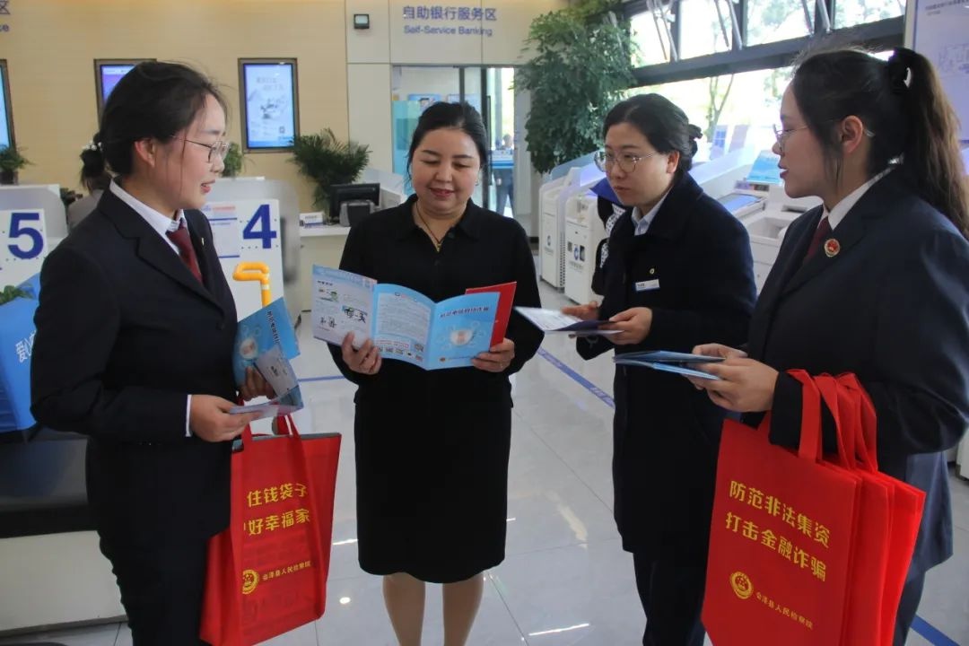 会泽检察干警为何如此忙碌？4月11日他们竟跑遍市场、社区、银行做这事  第6张