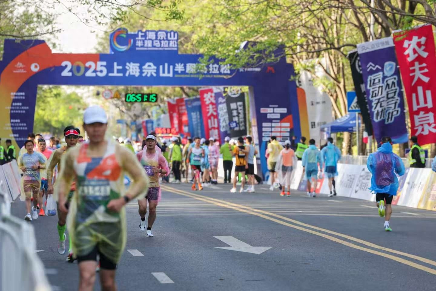 8000人穿越湖光山色，谁在佘山半马夺魁？中国选手包揽冠亚季军