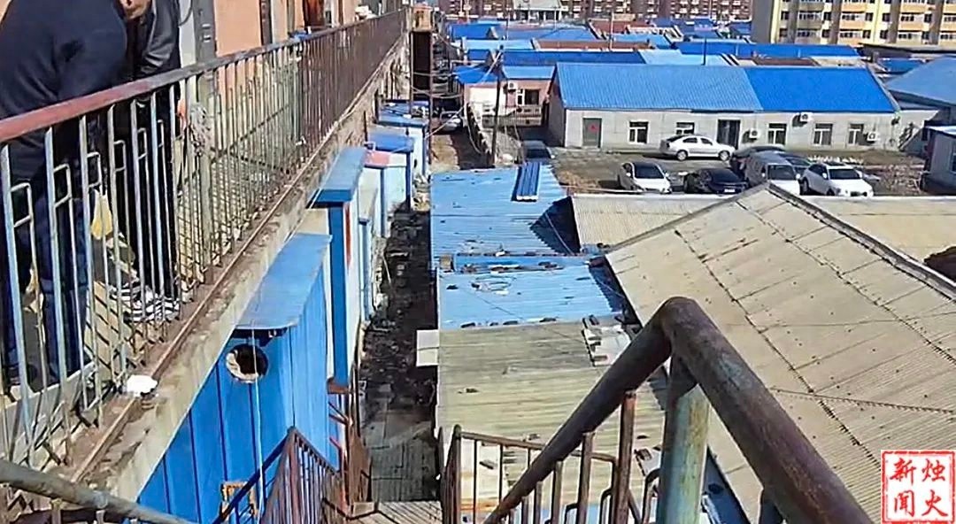 大同区同深街9号楼后身近20处违建占消防通道，居民出行难，何时能拆？