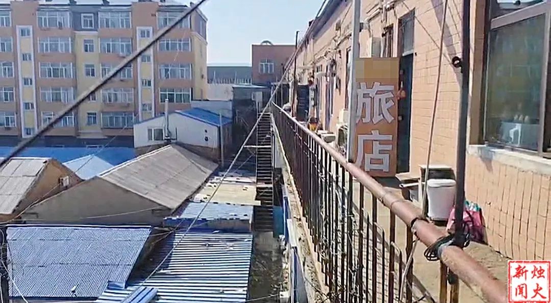 大同区同深街9号楼后身近20处违建占消防通道，居民出行难，何时能拆？  第3张