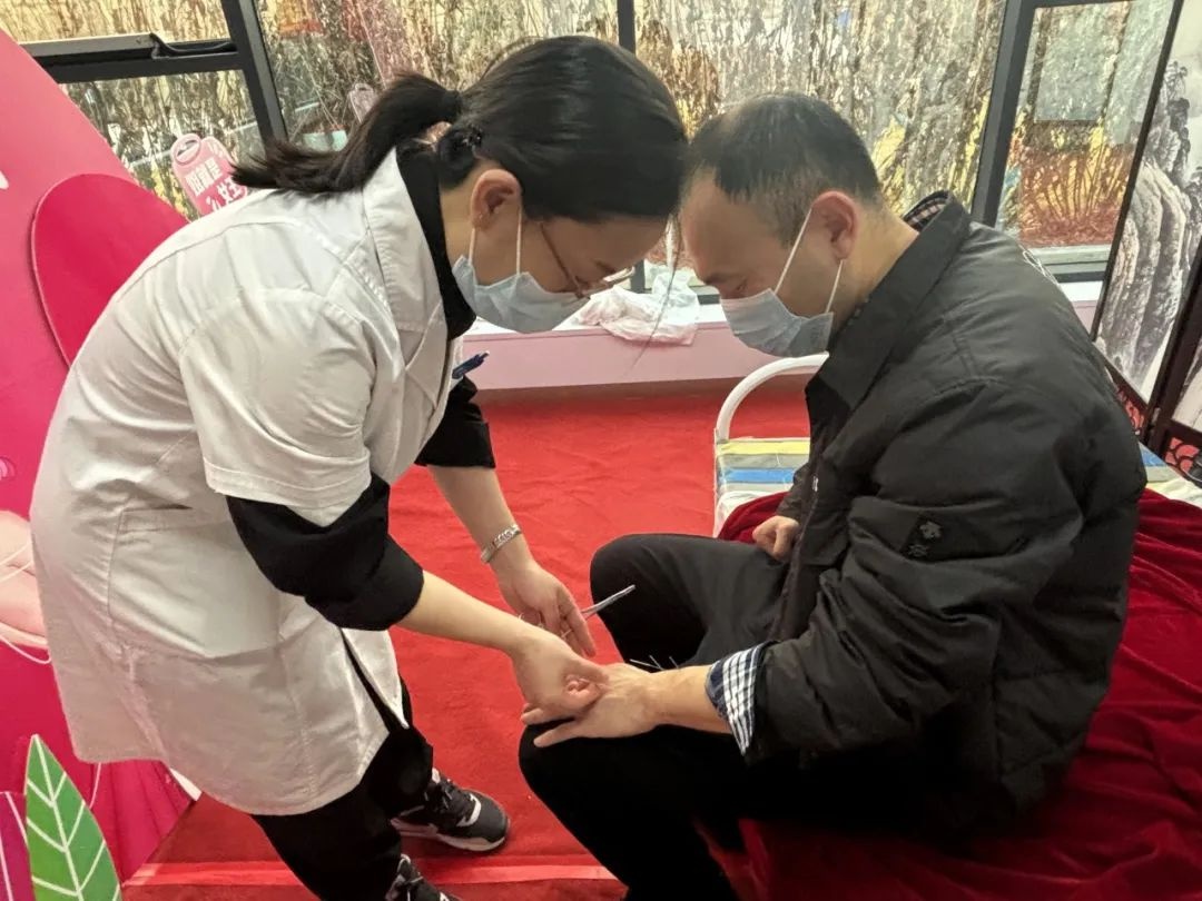 前郭县阿拉坦社区开展义诊活动，爱国又惠民，健康氛围超棒！你了解了吗？  第2张