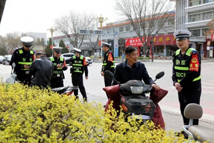河曲县公安局开展专项整治！骑行不戴头盔等违法行为将被重点整治，你注意了吗？