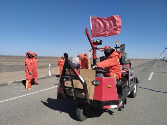 公路养护新突破！这款灌缝机如何让作业效率翻倍？
