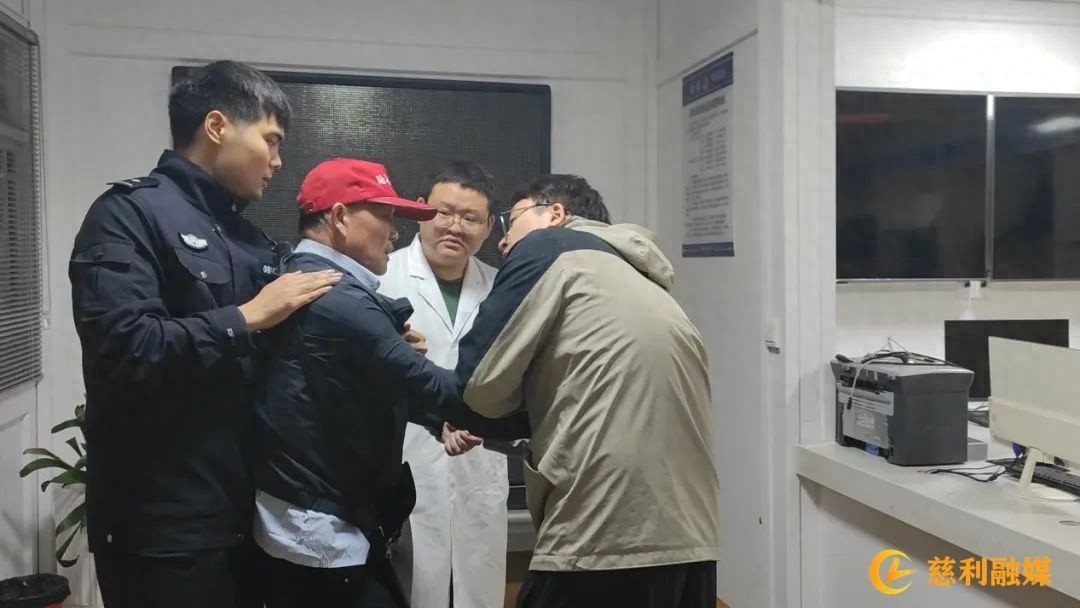 15小时温情守护！多部门联动救援74岁游客，背后藏着怎样的感人故事？