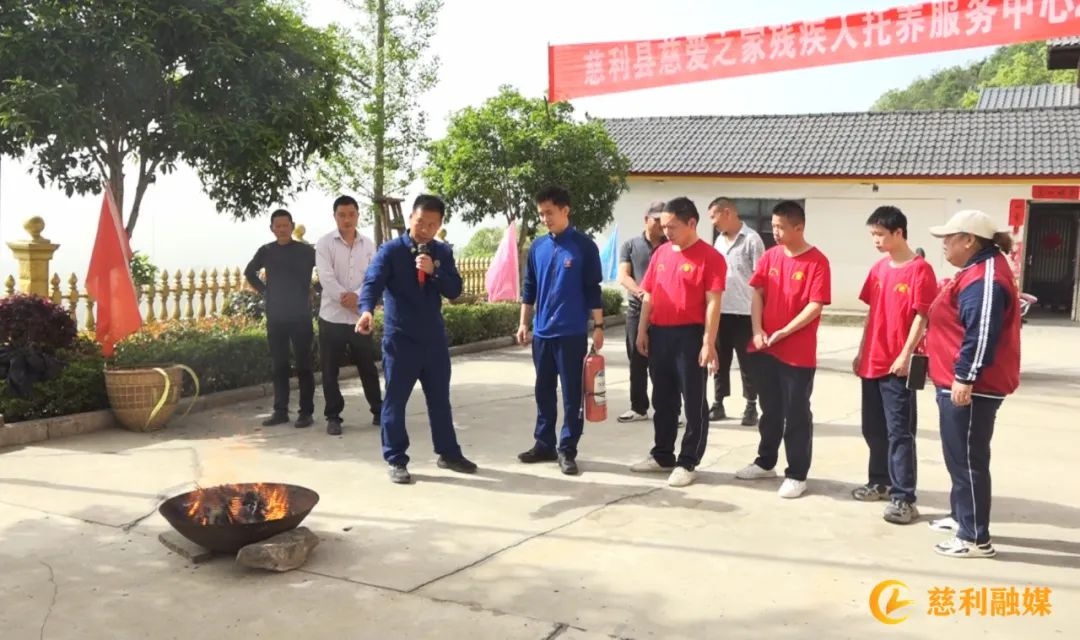 15小时温情守护！多部门联动救援74岁游客，背后藏着怎样的感人故事？  第2张