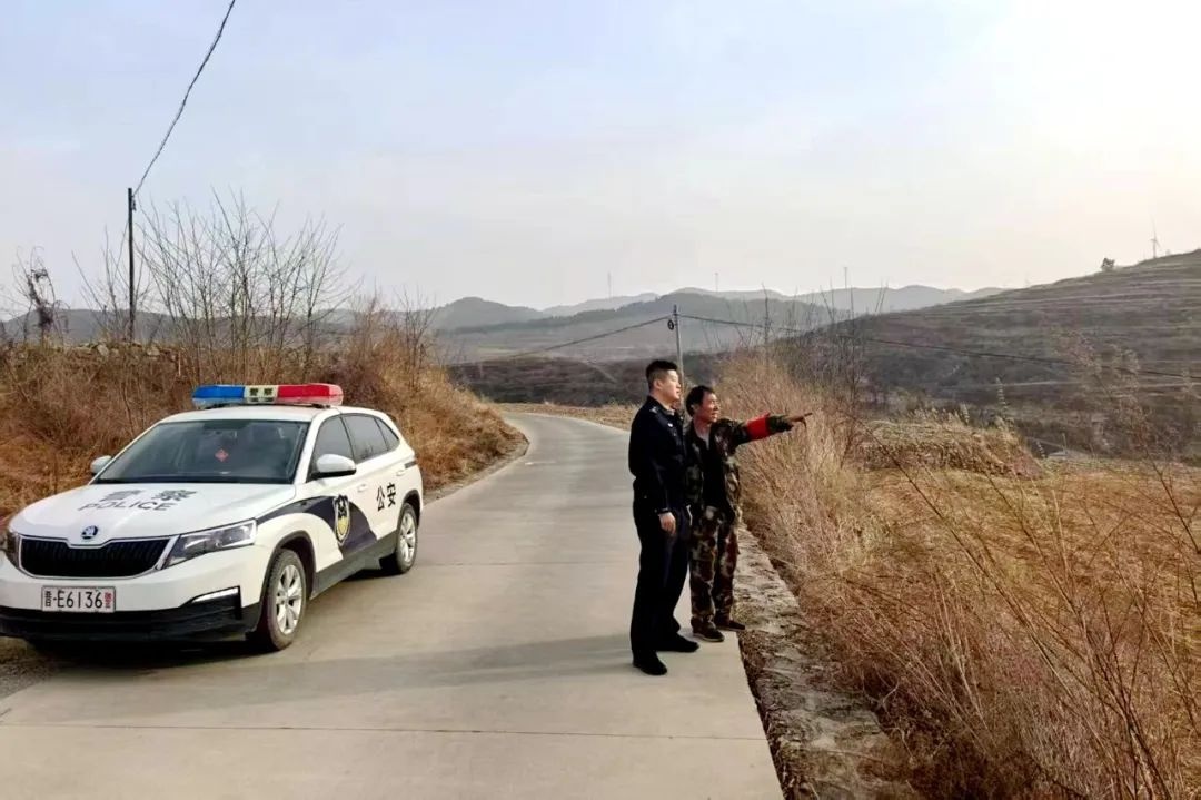 狂风肆虐中，这些藏蓝身影为何逆风而行？暖心警事感动万千网友  第2张