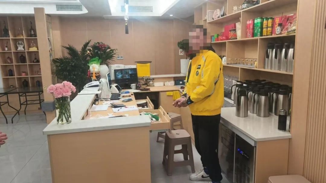 阆中公安雷霆出击！为何连1400元现金和两把木椅都不放过？
