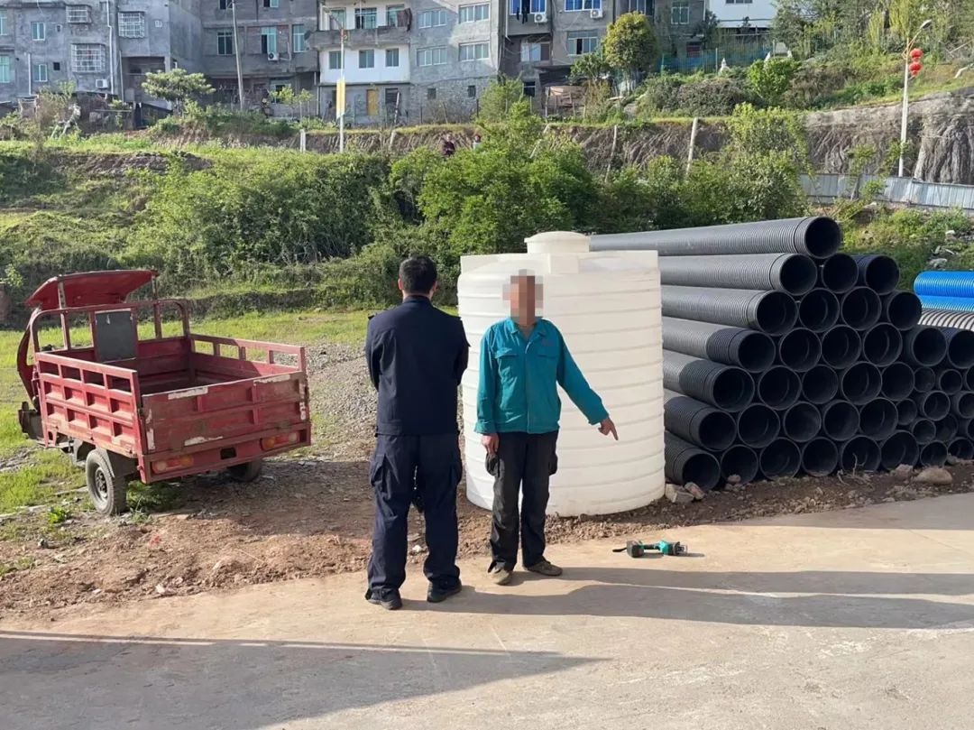 阆中公安雷霆出击！为何连1400元现金和两把木椅都不放过？  第3张