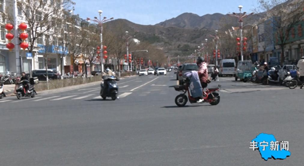 文明城市建设提升，为何仍有众人无视交规闯红灯酿安全隐患？  第1张