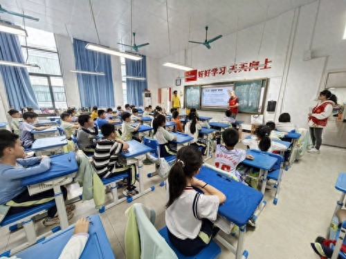 汇通社区志愿服务：课堂传知识，周边筑防线，为学子成长保驾护航  第1张