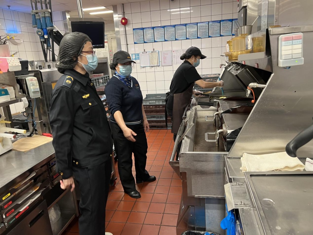 石岐街道开展餐饮油烟整治大行动，119家餐厅检查能否改善大气质量？  第2张