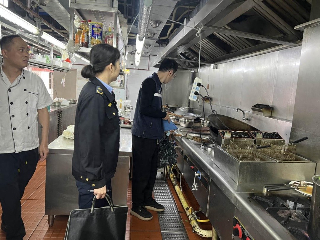 石岐街道开展餐饮油烟整治，119家店铺被查，环境改善能成功吗？  第1张