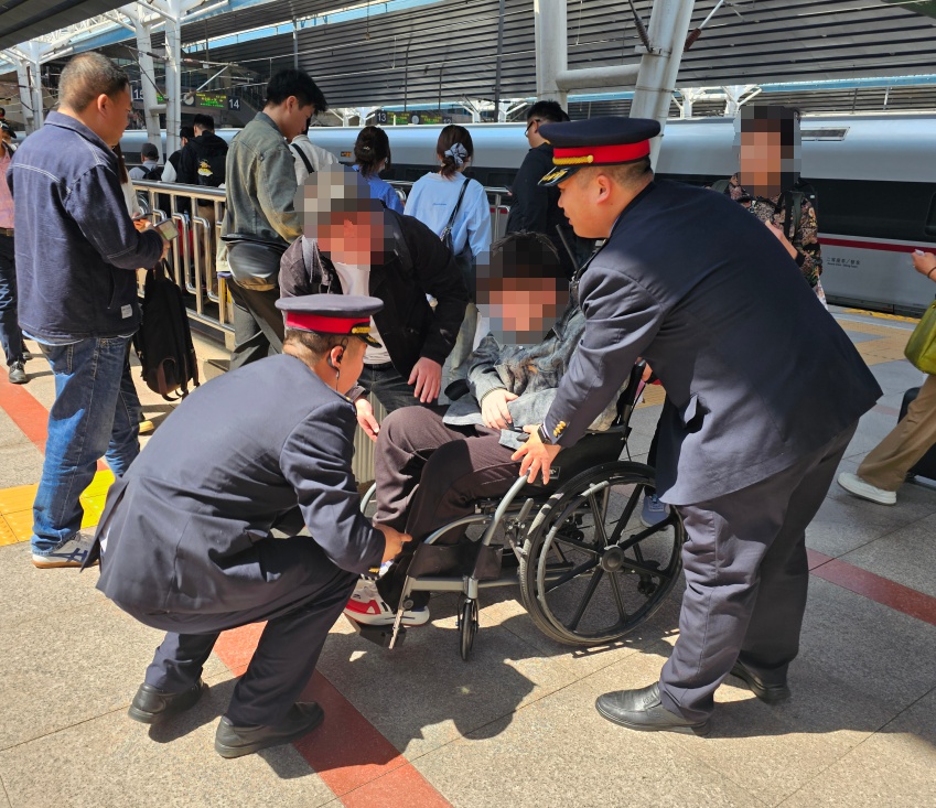 4月10日G554次列车惊现risis！12岁男孩突发昏迷到底咋回事？  第3张