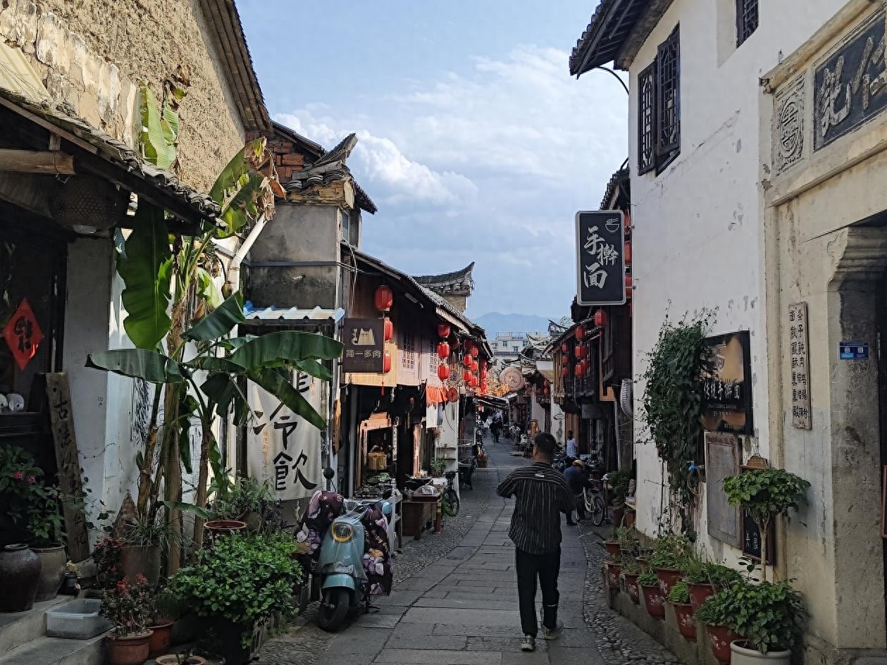 松阳县联合整治南直街违规广告！历史文化街区风貌能否恢复昔日古朴？
