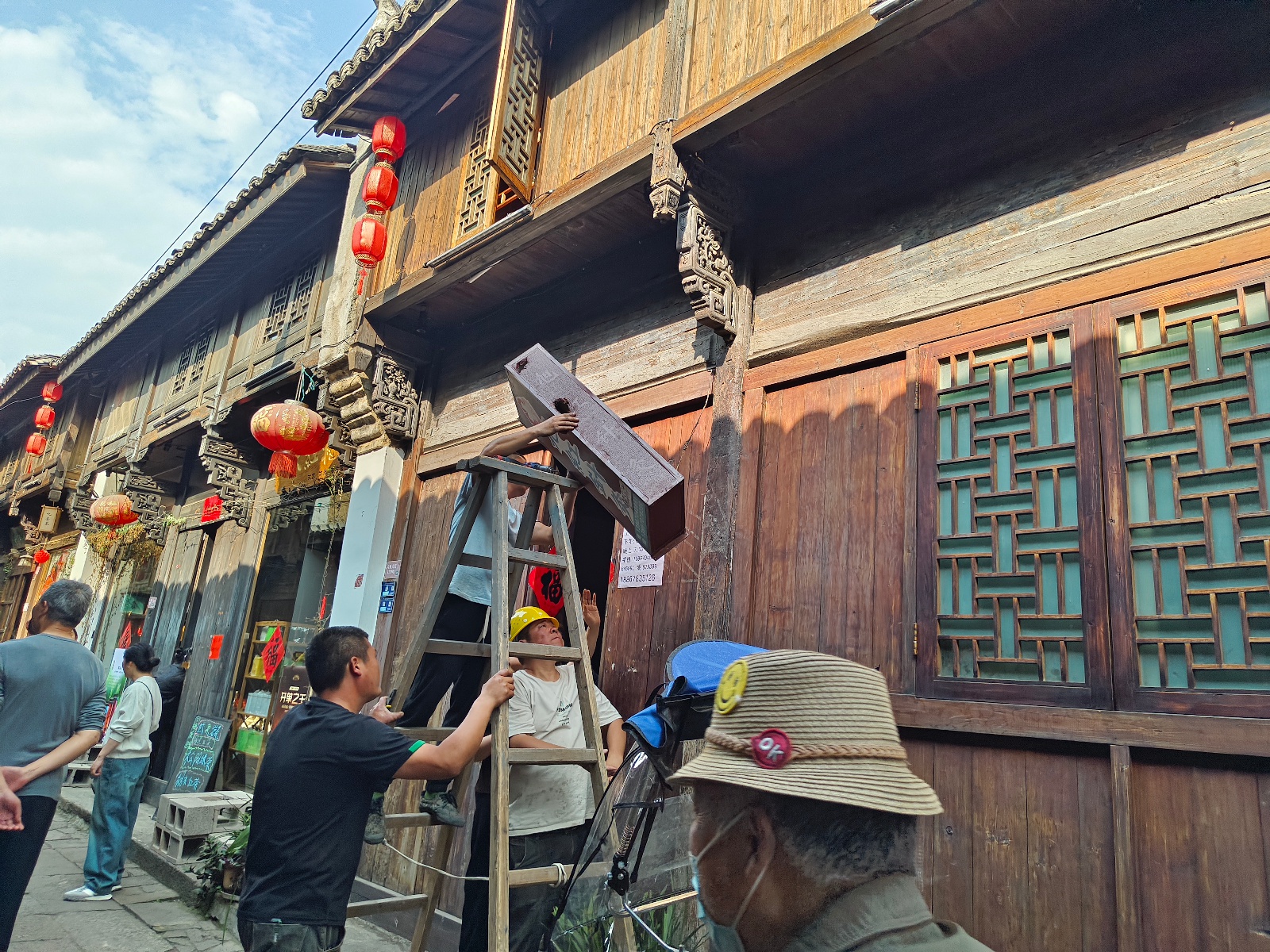 松阳县联合整治南直街违规广告！历史文化街区风貌能否恢复昔日古朴？  第3张