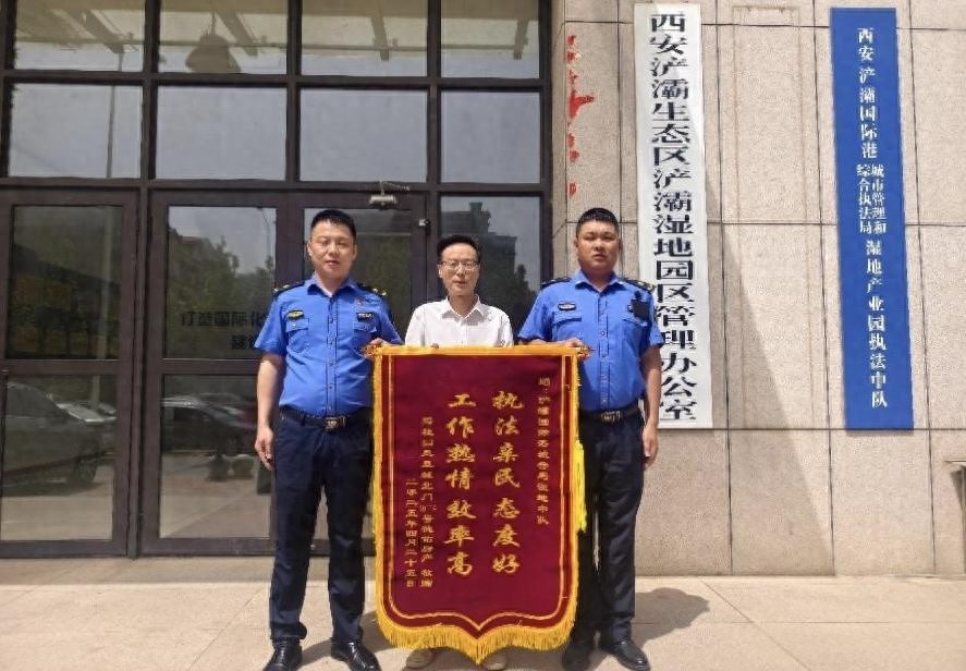 商户从‘一头雾水’到顺利设牌匾，城管究竟做了啥？