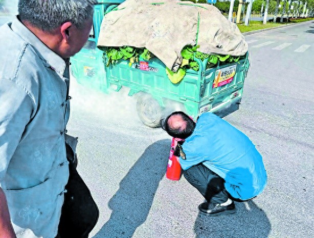 电动三轮车突发大火，老人手足无措？多亏了这些城管执法人员  第1张