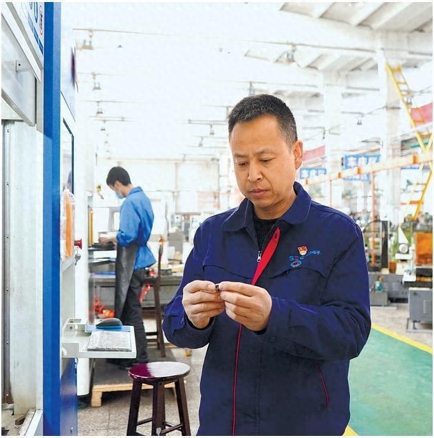 毫厘之间显神功！气球上给A4纸打孔，这绝活你见过吗？  第1张