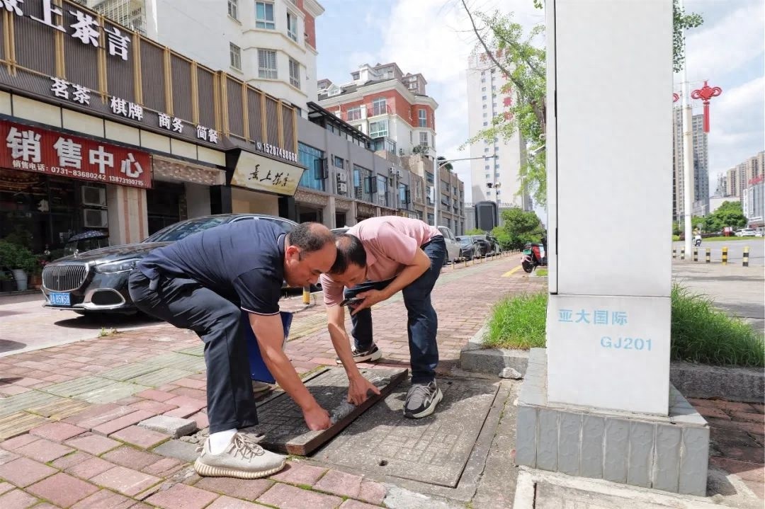 路灯电线裸露、广告栏破损……浏阳城管发现这些问题，咋整改？