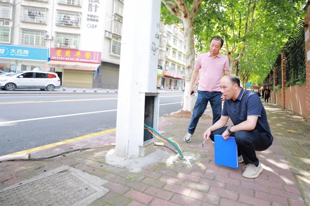 路灯电线裸露、广告栏破损……浏阳城管发现这些问题，咋整改？  第2张