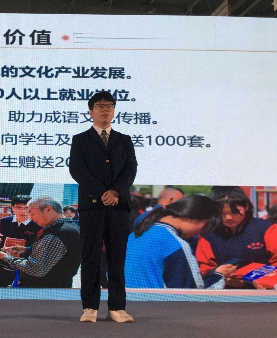 日夜紧盯屏幕反复调试！他究竟凭啥在大赛中脱颖而出？