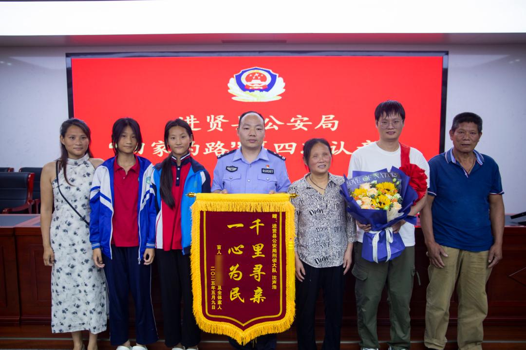 32年的漫长等待！盲人母亲与儿子重逢瞬间，背后藏着怎样的故事？  第4张