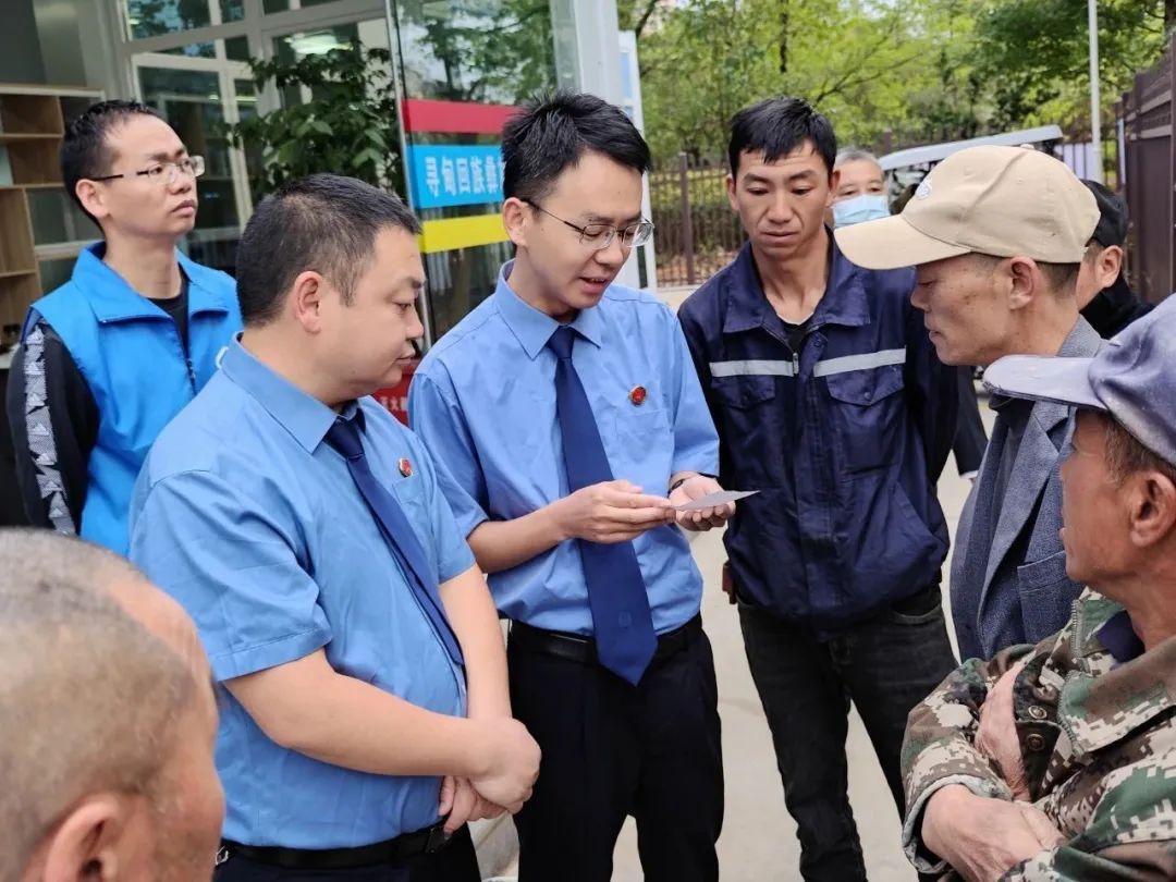 寻甸县检察院进零工市场普法！增强务工群体法治意识？  第2张