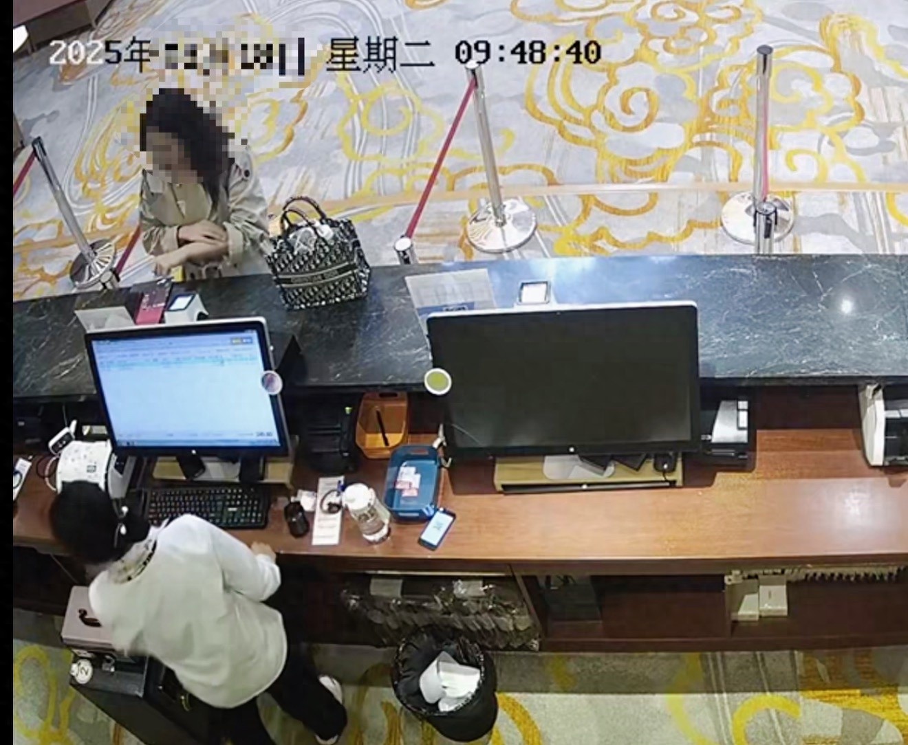 女子明知过敏还故意抓挠骗酒店退款？这背后究竟藏着啥猫腻