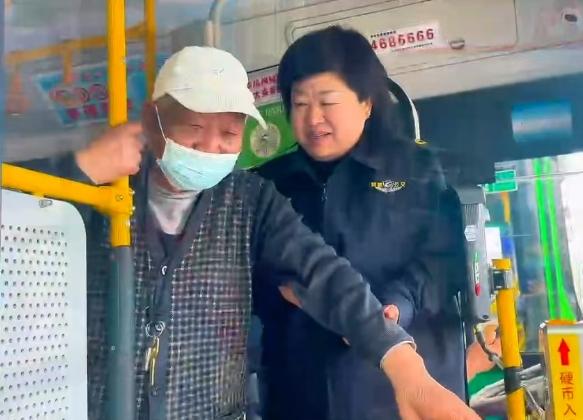 五一小长假公交站突发老人走失？智调系统紧急寻人  第2张